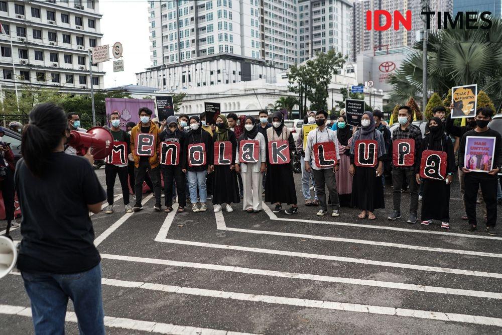 Aksi peringatan Hari HAM Internasional 2021 di Kota Medan, Sumatra Utara, Jumat (10/12/2021). (IDN Times/Prayugo Utomo)