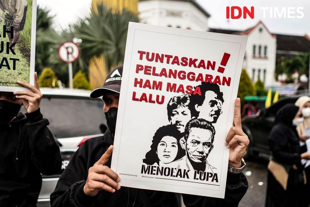 Aksi peringatan Hari HAM Internasional 2021 di Kota Medan, Sumatra Utara, Jumat (10/12/2021). (IDN Times/Prayugo Utomo)