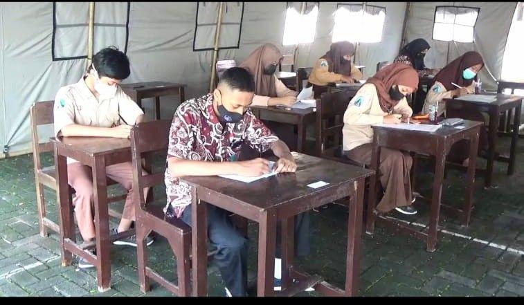 Ruang Kelas Roboh, Siswa di Kota Malang Belajar di Tenda Darurat