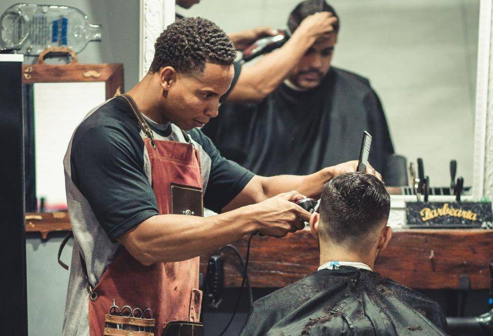 Ilustrasi pria potong rambut (pexels.com/Thgusstavo Santana)