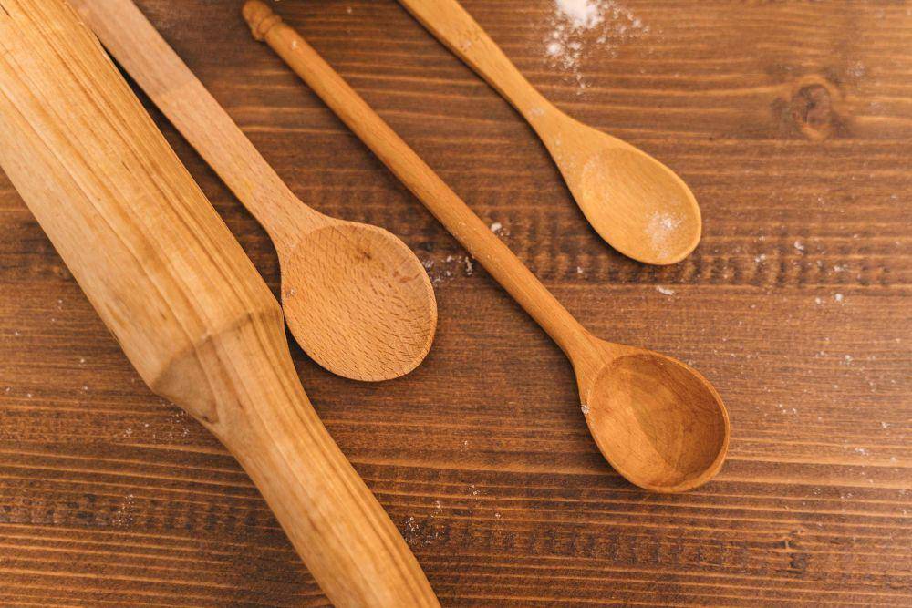 ilustrasi alat makan kayu (pexels.com/Anthony Shkraba)