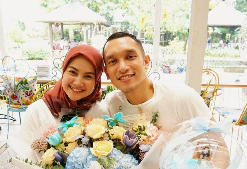 11 Tahun Menikah, 9 Potret Giovanni Tobing dan Istri yang Adem Ayem
