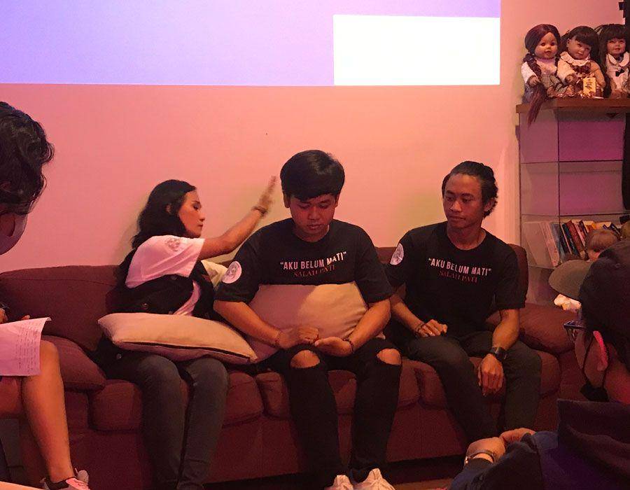proses mediumship arwah Ilham ke tubuh Barda (dok. pribadi/Ari Budiadnyana)