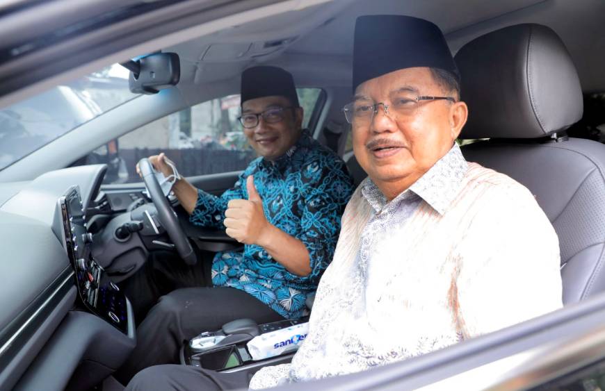 JK disopiri Ridwan Kamil pakai mobil listrik oleh Gubernur Jawa Barat saat kunjungan ke Bandung, Jawa Barat, Jumat (10/12/2021). (Dok. IDN Times/Istimewa)