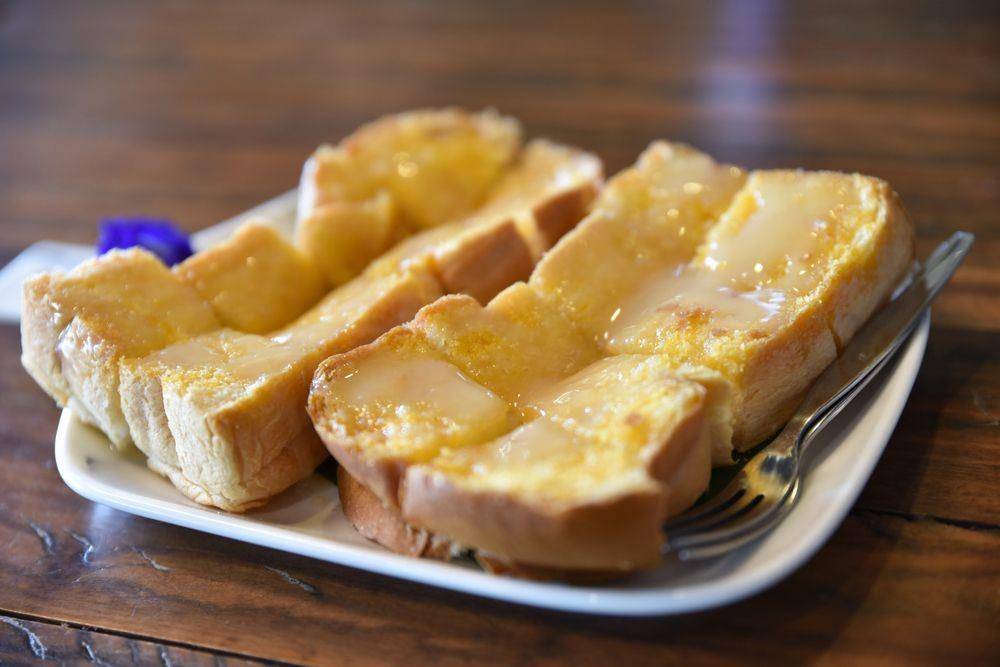 Susu kental manis untuk topping roti. (Shutterstock/De Monstera Studio)