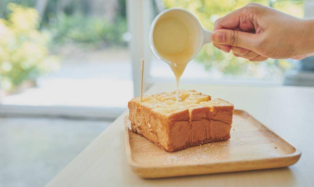 Susu kental manis untuk pendamping roti (Shutterstock/Sedthawit Tangsumpant)