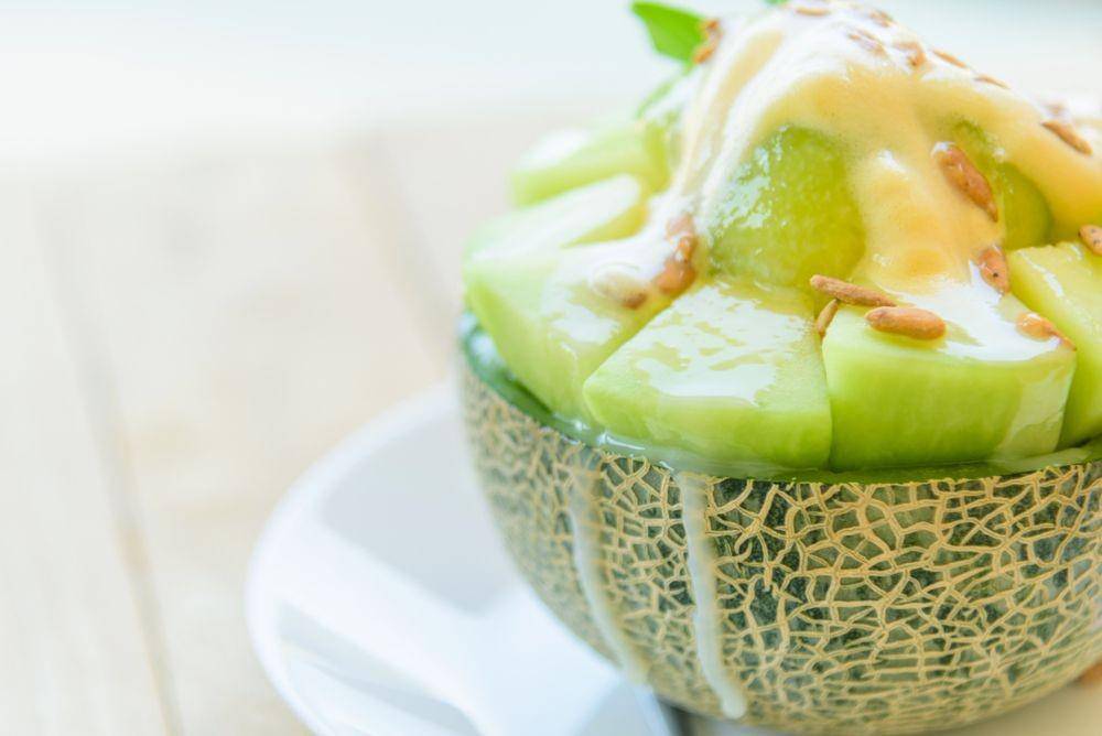 Susu kental manis untuk topping buah. (Shutterstock/rukawajung)