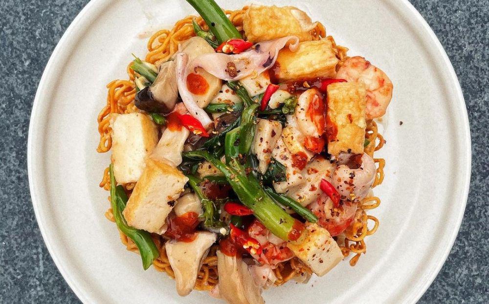 Mee krob (instagram.com/sothisayeats)