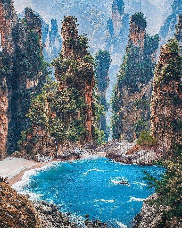 Zhangjiajie National Forest Park (instagram.com/art.side )