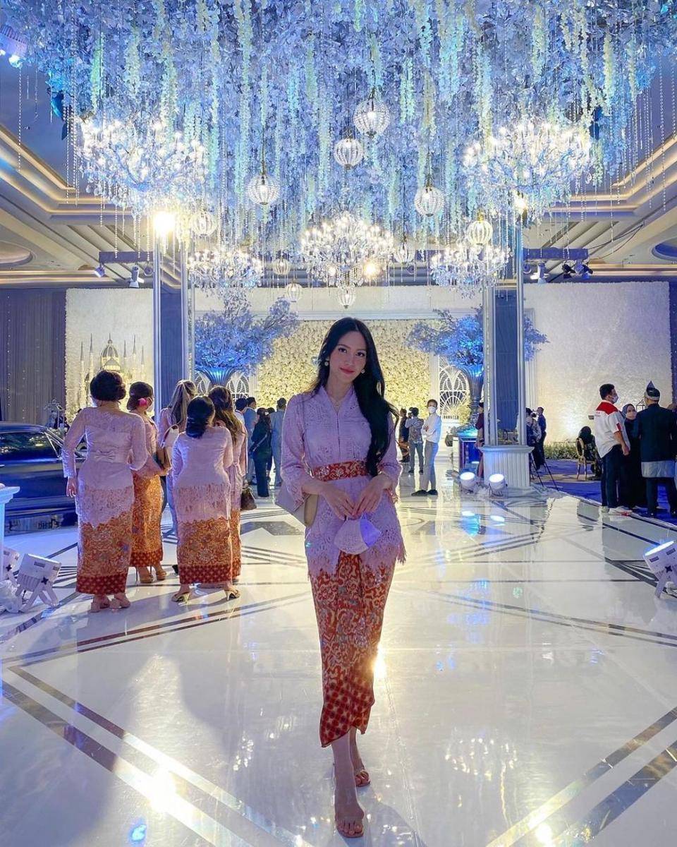 Hair do untuk kebaya kondangan. (instagram.com/deandaputeri)