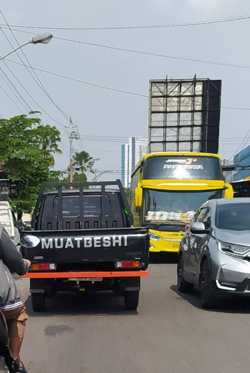 tulisan kocak mobil pick up (twitter.com/noviaf25)