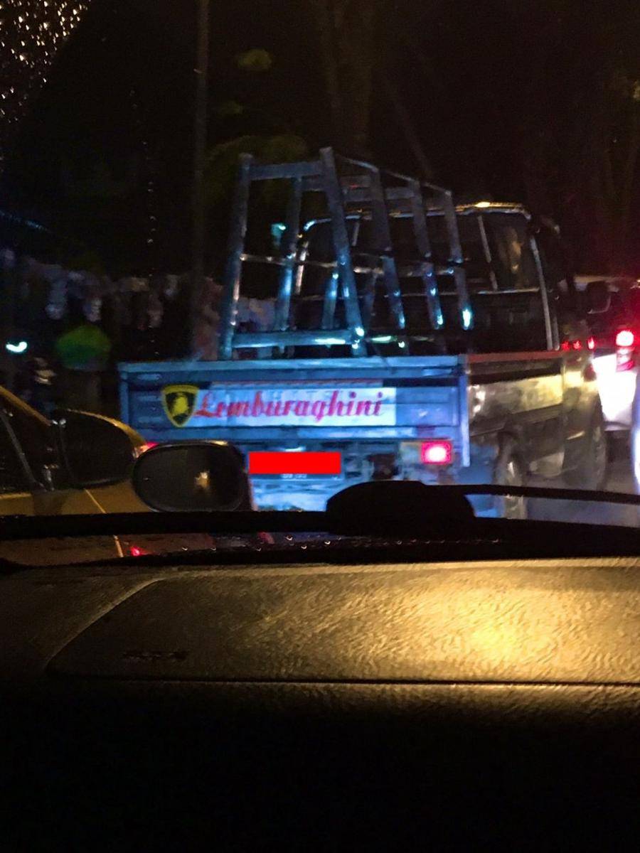 tulisan kocak mobil pick up (twitter.com/jessicaessy)