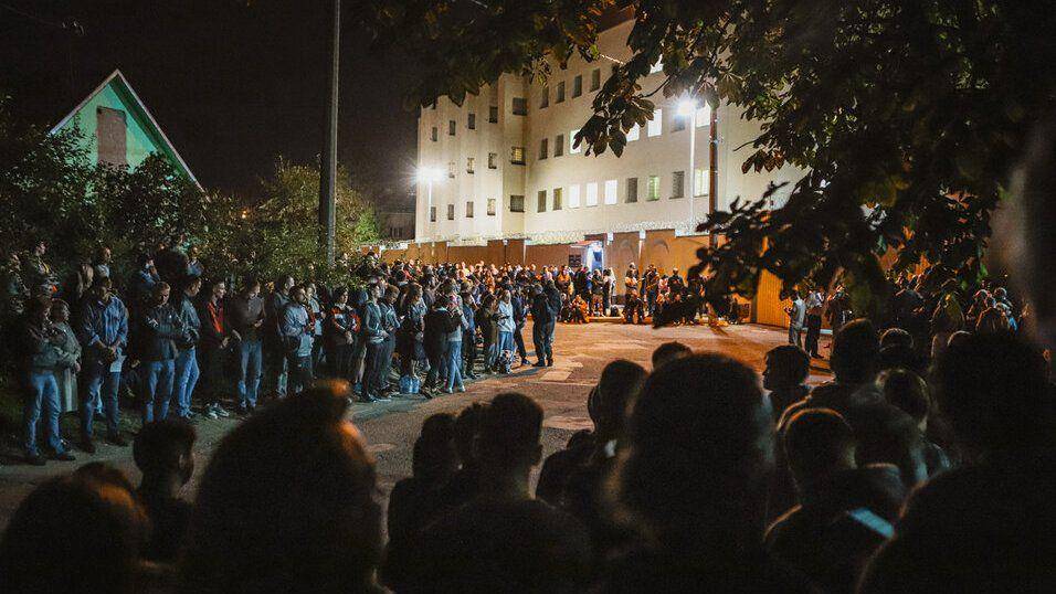 Protes di depan penjara Akrestsina, Minsk, Belarusia. (twitter.com/NowBelarus)