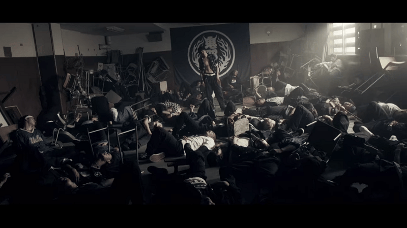 Murayama masih bisa menghajar siswa Oya lain setelah dihajar 100 kali. (netflix.com/Road to High and Low)