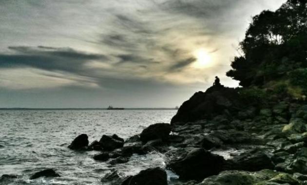 Berkunjung ke Pantai Batu yang Unik di Balikpapan