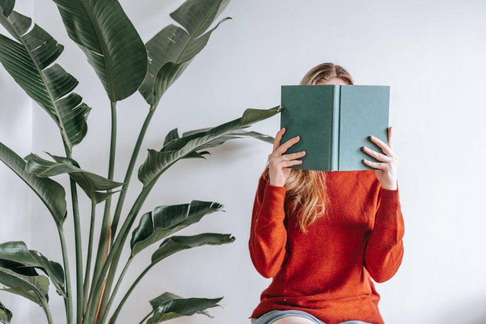 ilustrasi menutup muka dengan buku (pexels.com/George Milton)