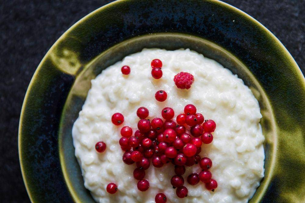 ilustrasi puding nasi kelapa (pexels.com/Markus Spiske)