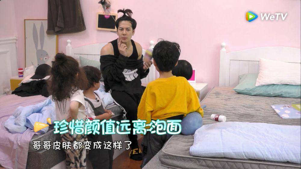potret Jackson bermain dan menghibur anak-anak (dok. WeTV/Let Go of My Baby)