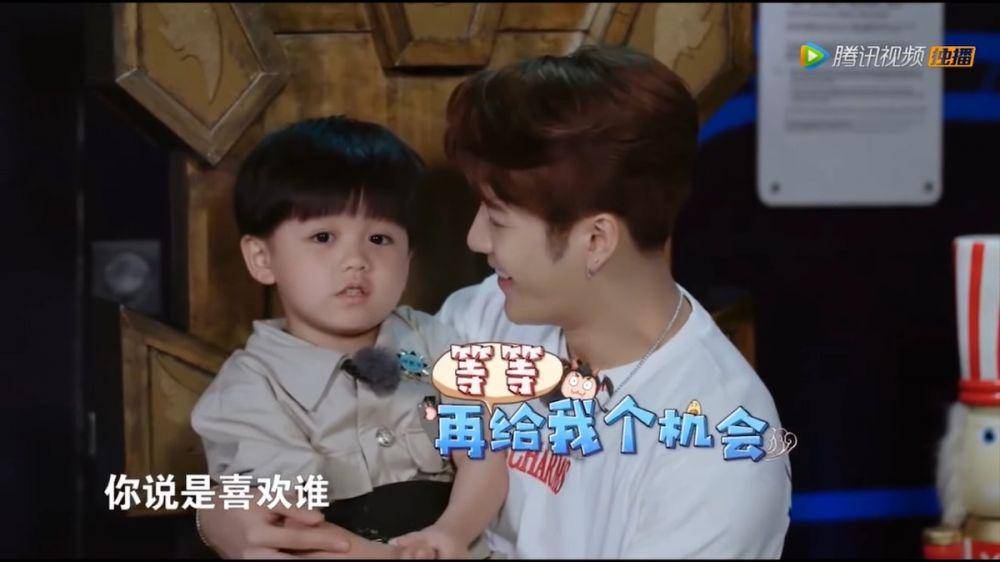 potret tatapan hangat dan dalam Jackson pada anak (dok. WeTV/Bring Me Somewhere Far)