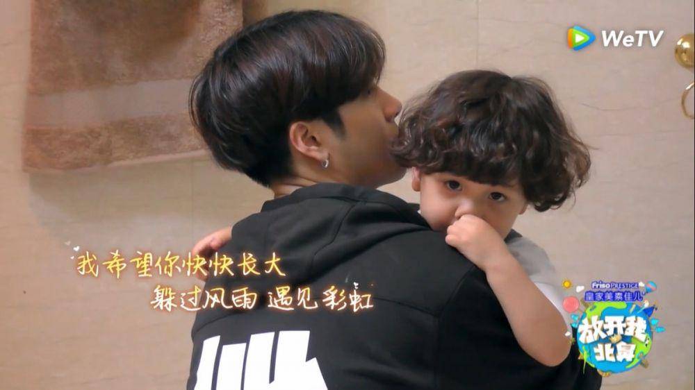 potret pelukan Jackson saat anak menangis (dok. WeTV/Let Go of My Baby)