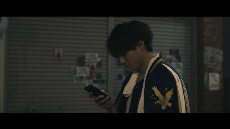 Momen Murayama menelpon Cobra di High and Low: The Worst. (netflix.com/High and Low: The Worst)