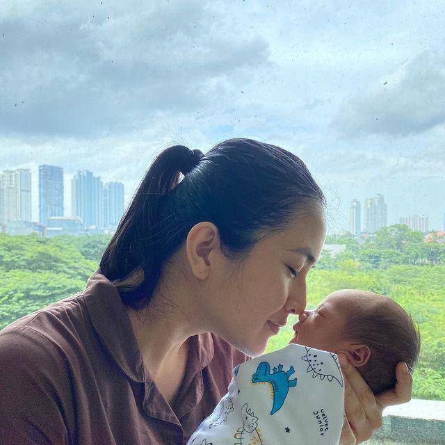 potret Kadek Devi dan anak ketiga (instagram.com/dewayoga_07)