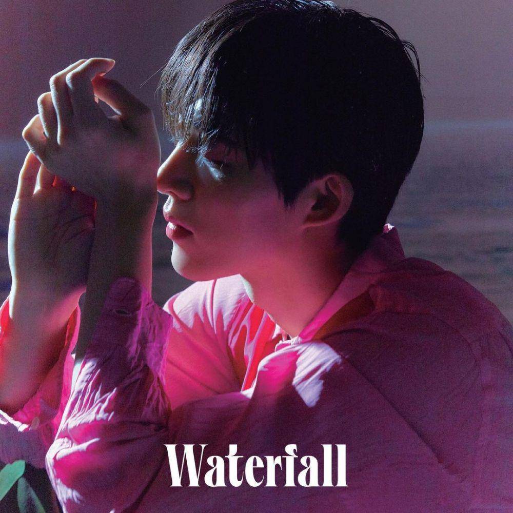 Cover album Waterfall B.I (instagram.com/shxxbi131)