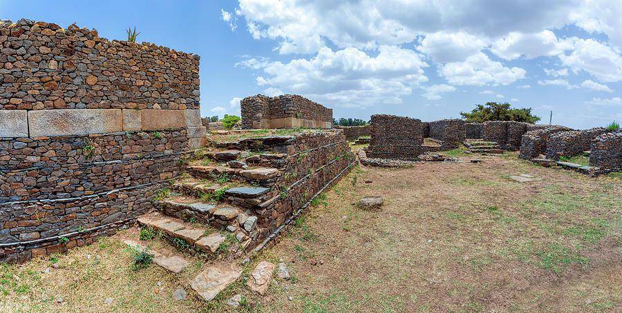 Dungur (atau Dungur 'Addi Kilte) adalah reruntuhan yang diyakini sebagai istana Ratu Sheba, peradaban Aksum di kota di Aksum, Ethiopia. (fineartamerica.com/Artush Foto)