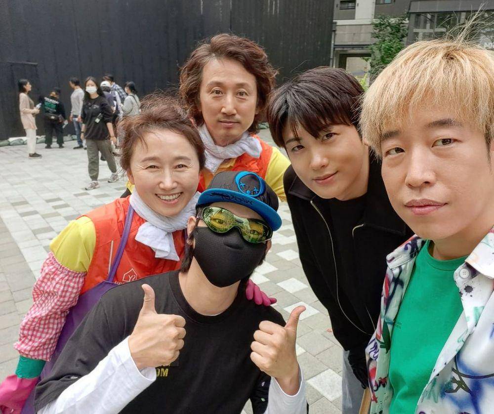 pemeran Andrew, Lee Joo Seung, di Happiness bersama penghuni Seyang (instagram.com/kakatora)