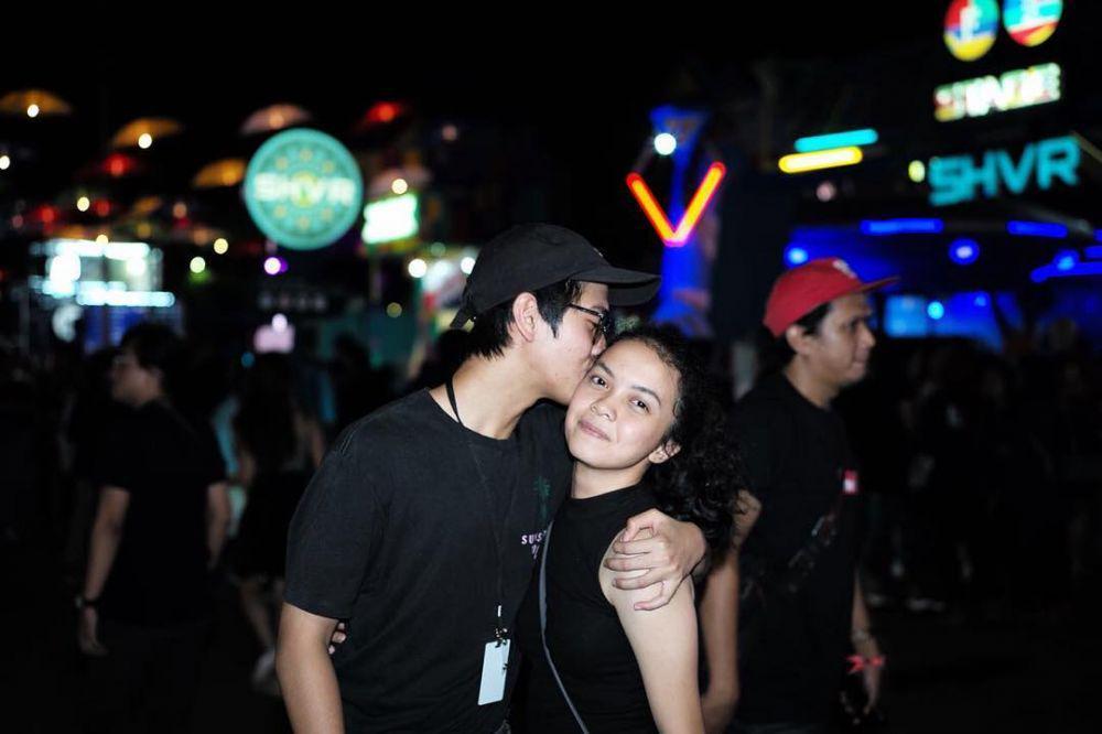 10 Momen Kedekatan Iqbaal dengan Vokalisnya, Teman Rasa Pacar