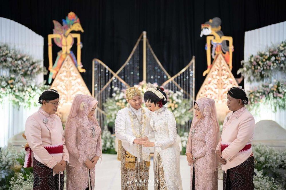 9 Dekor Akad Nikah Danang D'Academy, Bertabur Bunga dan Cahaya
