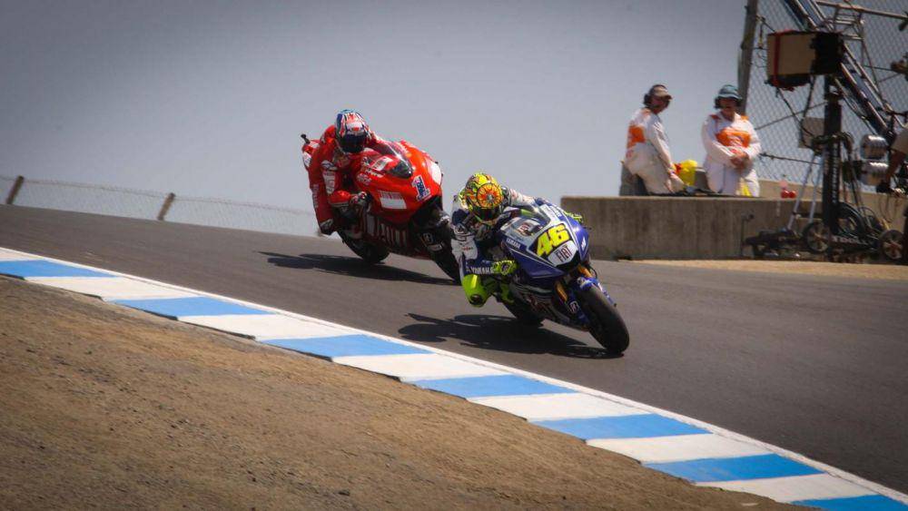 Casey Stoner dan Valentino Rossi pada balapan di Laguna Seca. (motogp.com)