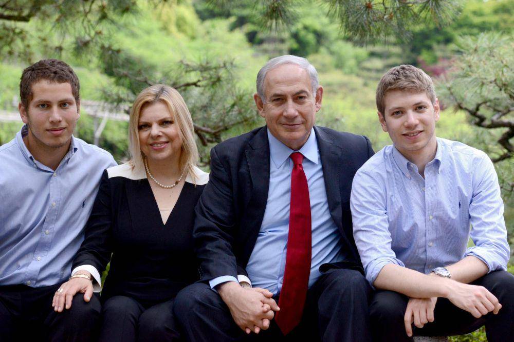 Netanyahu bersama istri dan kedua putranya. (twitter.com/IntelCube)