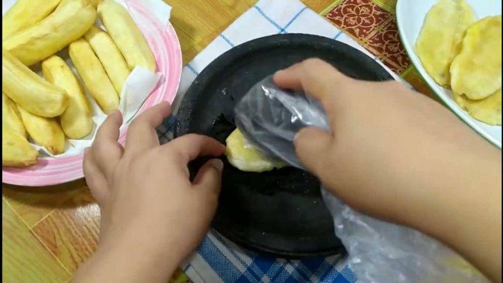 pisang kepok dipipihkan (youtube.com/Resep Masakan Malunra)