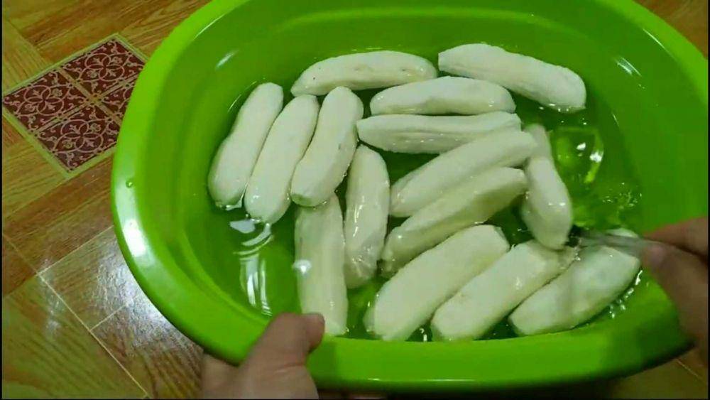 merendam pisang kepok (youtube.com/Resep Masakan Malunra)