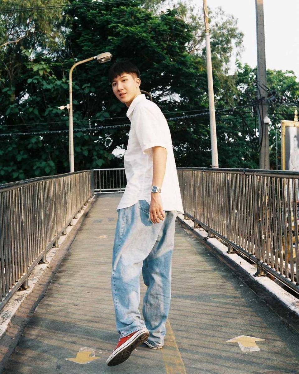 Baggy clothes Khaotung Thanawat (instagtam.com/khaotungg)