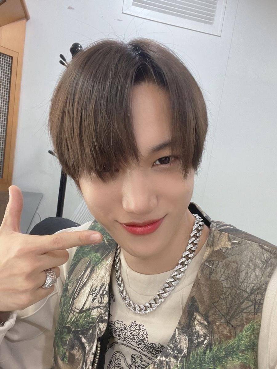 KAI (twitter.com/weareoneEXO)