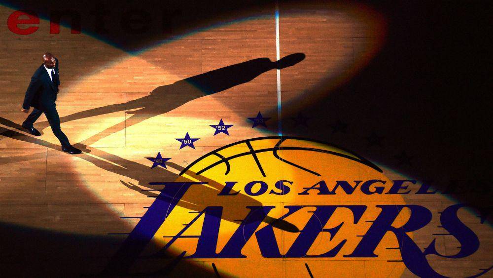 Kobe Bryant saat Lakers memensiunkan nomor punggungnya di Staples Center pada 2017. (nba.com)