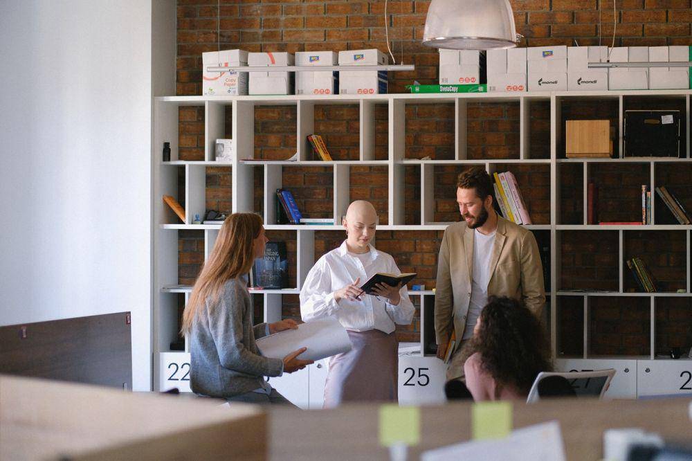Bekerja di Kantor [Pexels.com/Anna Shvets]