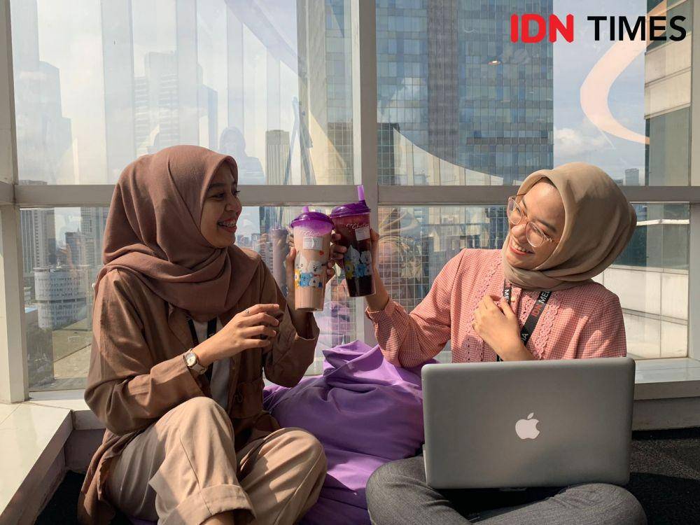 Ilustrasi menikmati menu Chatime edisi Purple Star Series (IDN Times/Dhiya Awlia Azzahra)
