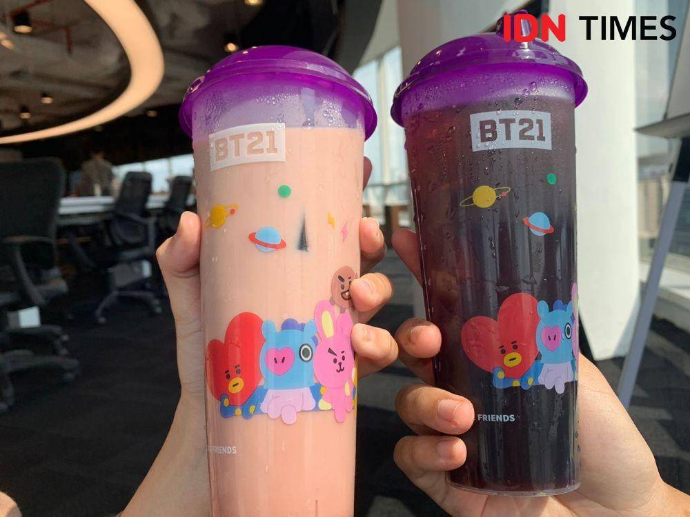 Dua varian menu Chatime edisi Purple Star Series yang terinspirasi dari BT21 (IDN Times/Dhiya Awlia Azzahra)