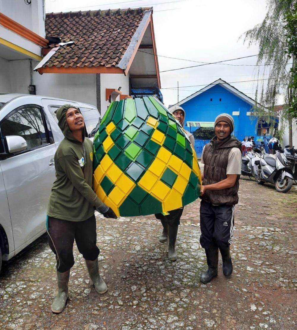 HDCI Peduli Bangsa, Warga KBB Semringah Dapat Bantuan Kubah Masjid