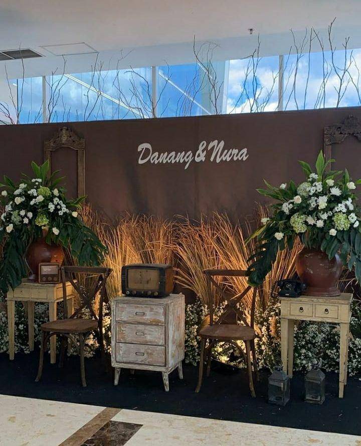 Dekorasi akad nikah Danang D'Academy. (Instagram.com/backdropsolo.sea)