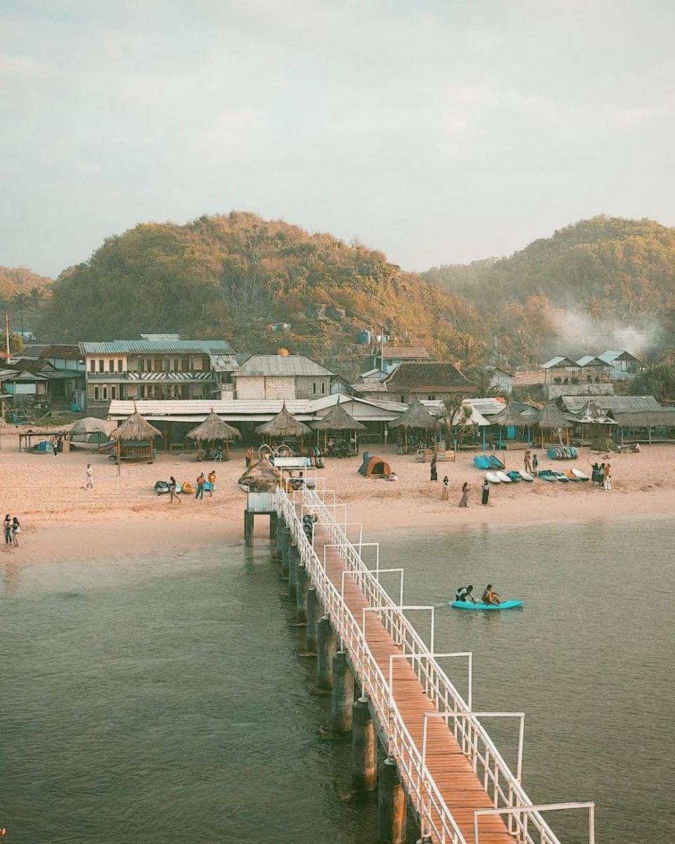 Pantai Drini (instagram.com/elisabethrhyni)