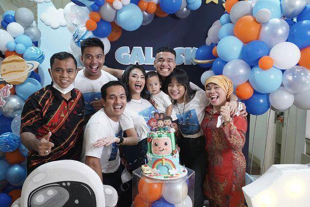 potret keluarga alm. Bibi dan almh. Vanessa Angel (instagram.com/dewizuhriati)