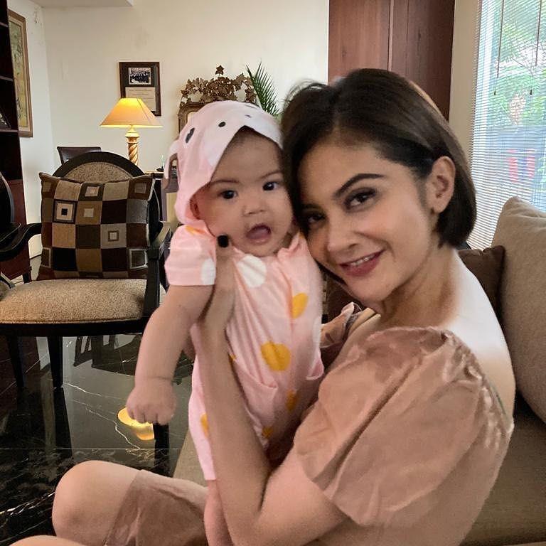 Tiwi eks. T2 dan anak kedua. (Instagram.com/tentangtiwi)