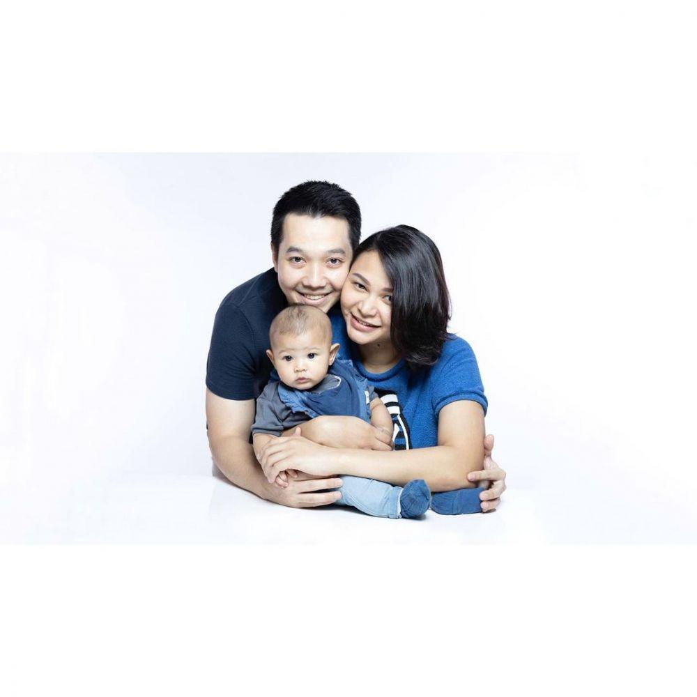 Keluarga Kartika Sary, adik Krisdayanti dan Yuni Shara. (Moza Wahyu via Instagram.com/kartikasary)