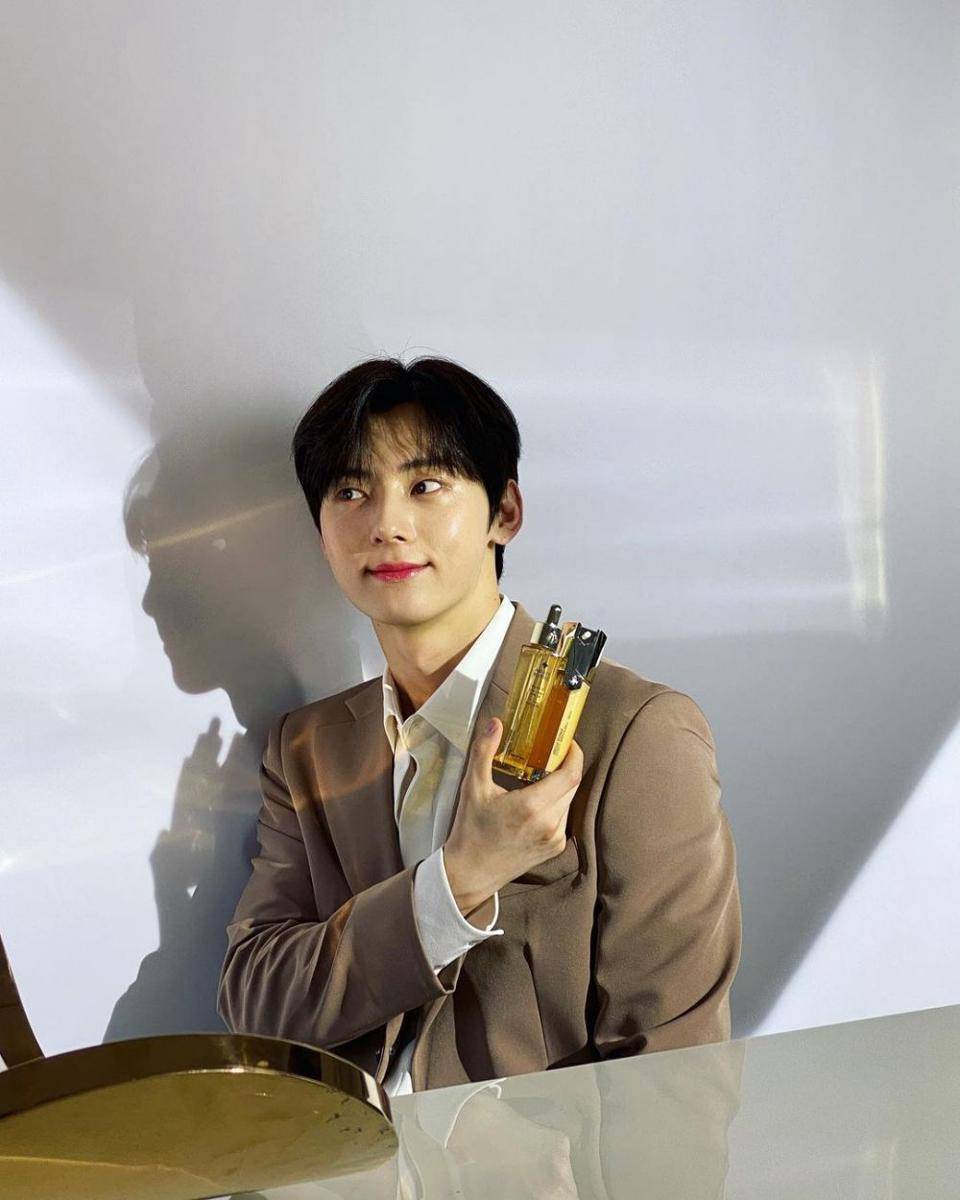 Minhyun NU'EST (instagram.com/optimushwang)