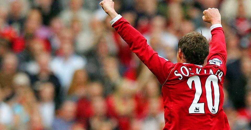 Ole Gunnar Solksjaer, mantan pelatih sekaligus pemain Manchester United, mengenakan nomor punggung 20. (footyfair.com)