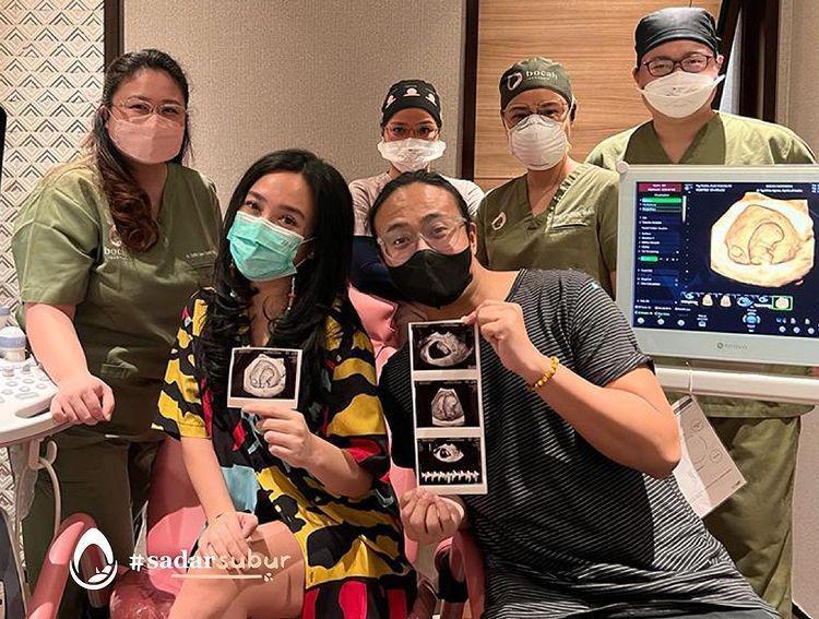 12 Tahun Menanti, 10 Potret Dea Ananda Umumkan Kehamilan